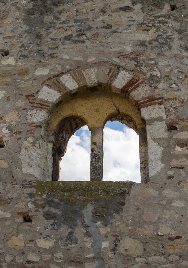 Fenster in der Festungswand der Ruinen der Smederevo-Festung, herein stehend auf den Banken der Donaus in Smederevo-Stadt stockbilder Fenster in der Festungswand der Ruinen der Smederevo-Festung, herein stehend auf den Banken der Donaus in Smederevo-Stadt stockbilder