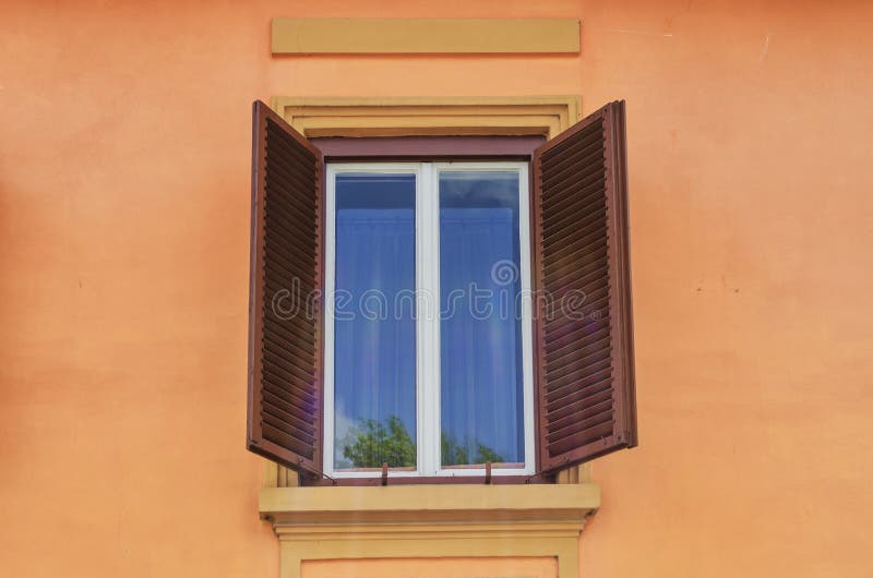 Haus Mit Blumen An Den Fenstern Stockfoto - Bild von botanik, außen
