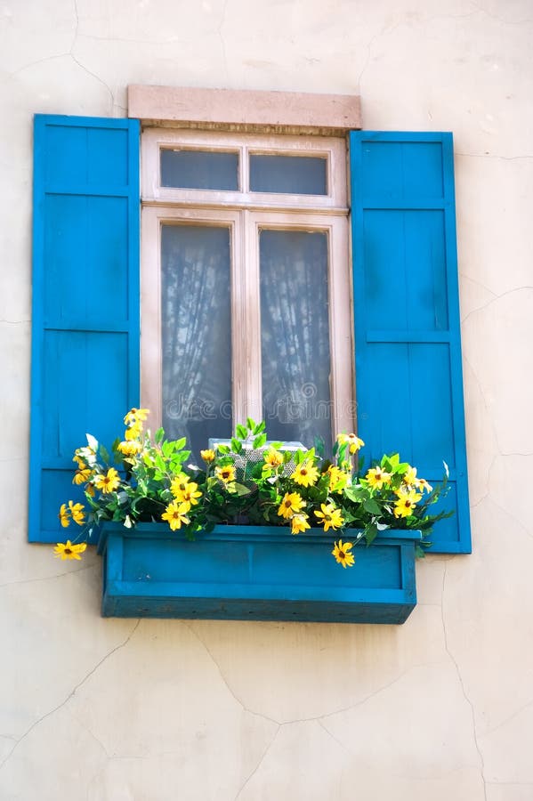 Fenster mit Blumenkasten stockbild. Bild von betrieb