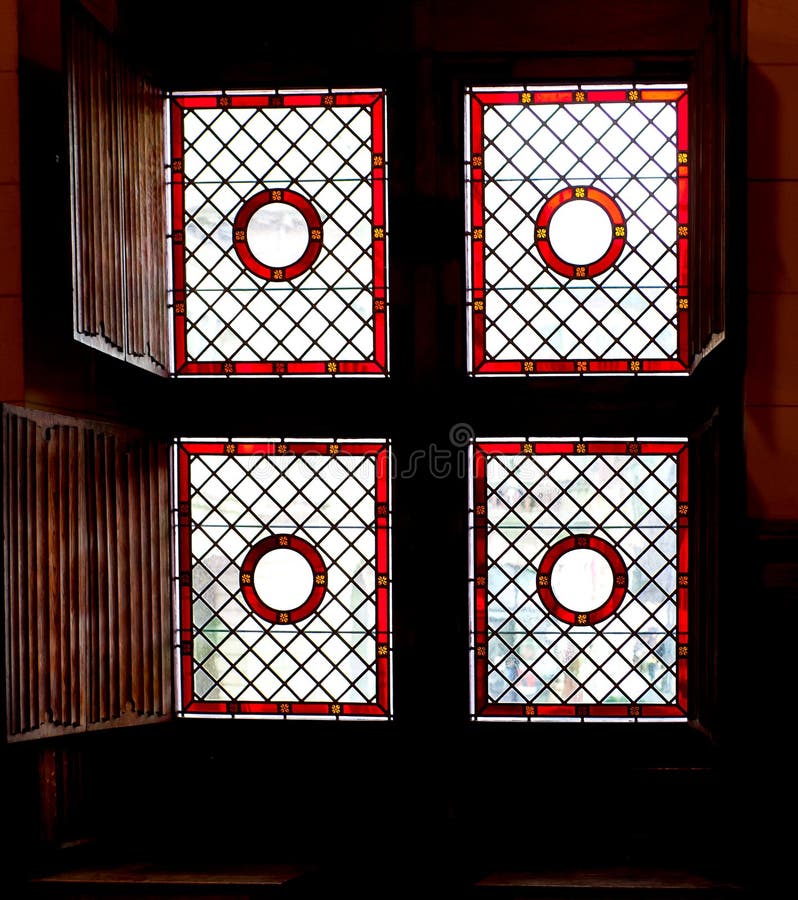 Fenster mit Buntglas und hölzernem Fensterladen stockbild Fenster mit Buntglas und hölzernem Fensterladen stockbild