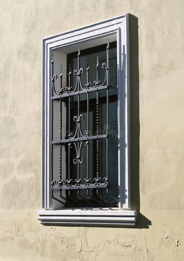 Fenster mit einem Gitter stockfoto. Bild von ironwork