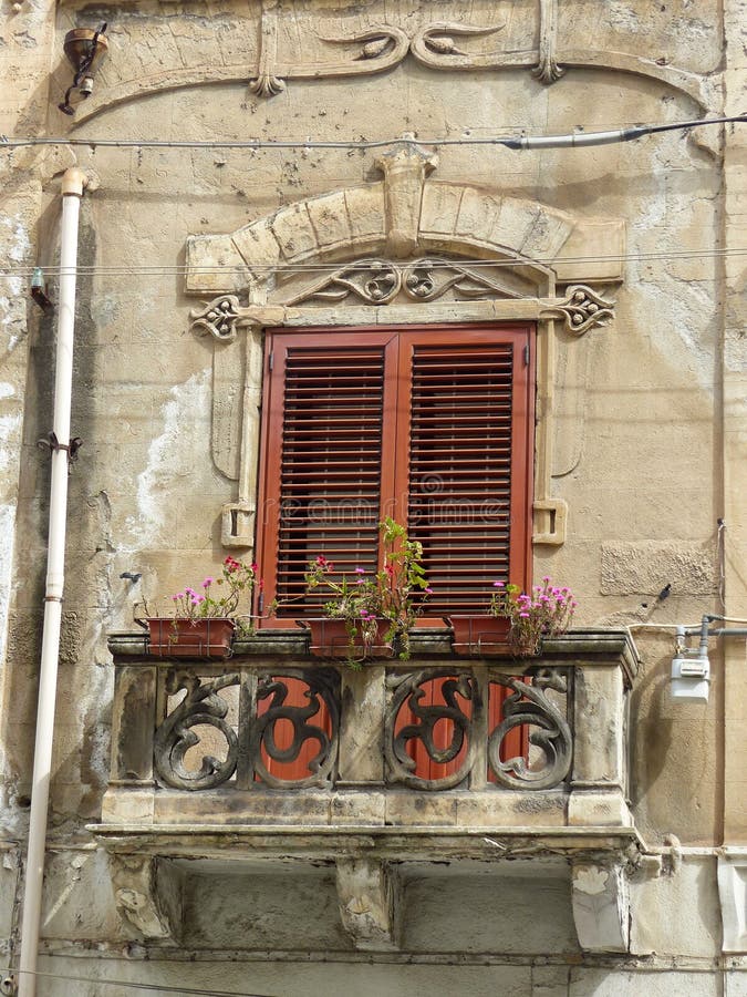 Fenster mit einem kleinen barocken Artbalkon in Palermo in Sizilien, Italien stockbilder Fenster mit einem kleinen barocken Artbalkon in Palermo in Sizilien, Italien stockbilder