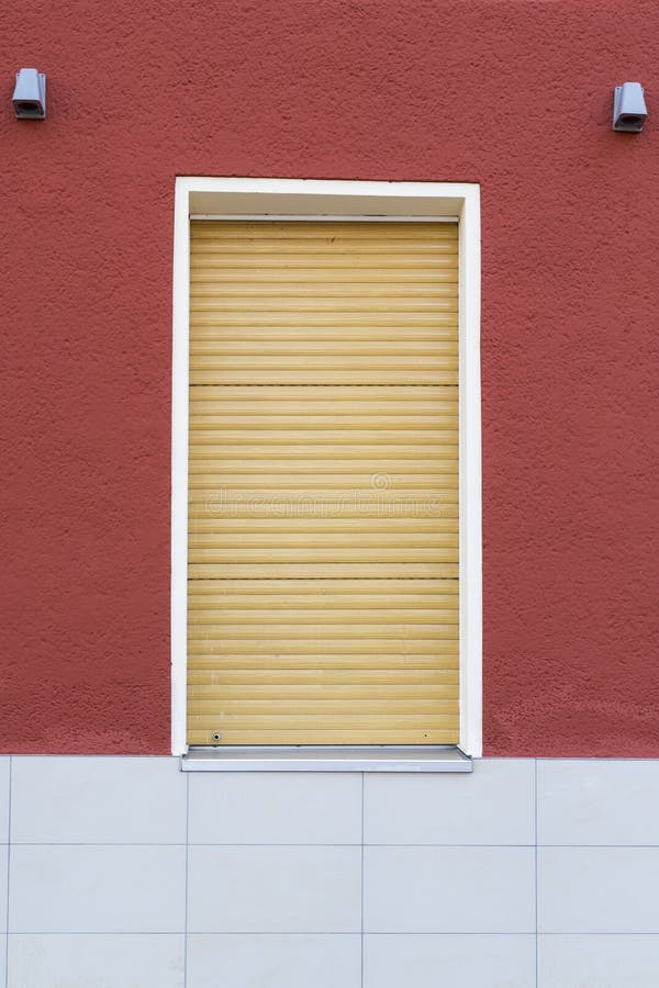 Fenster mit Rollenfensterladen lizenzfreie stockbilder Fenster mit Rollenfensterladen lizenzfreie stockbilder