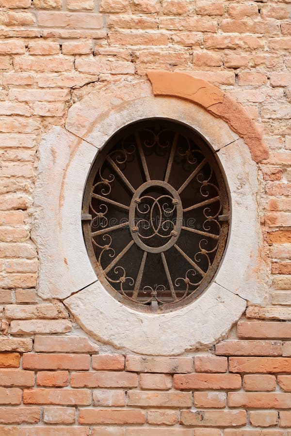 Ovales Fenster In Der Backsteinmauer Stockbild Bild von