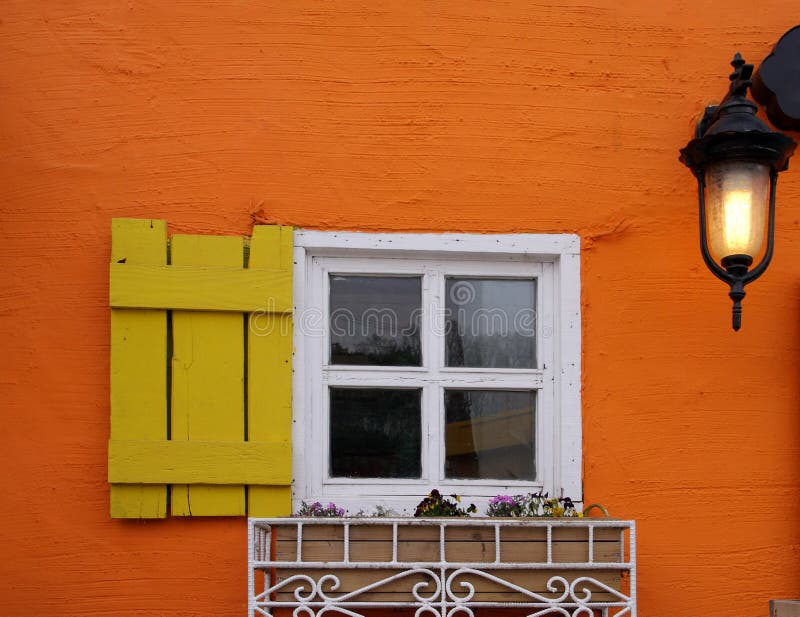 Fenster Und Laterne Auf Bunter Wand Stockbild Bild von