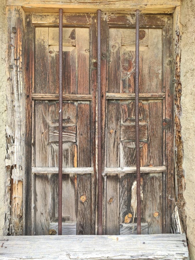 Fenster verschlossen mit Holzschutzwänden und Bars abandoniert und unbewohnt Haus stockfotografie