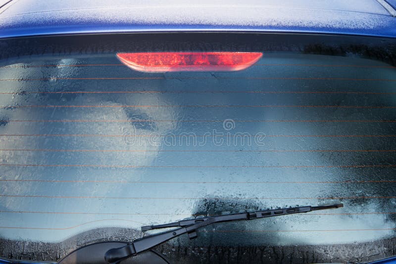 Fenêtre arrière congelée de voiture image stock Fenêtre arrière congelée de voiture image stock