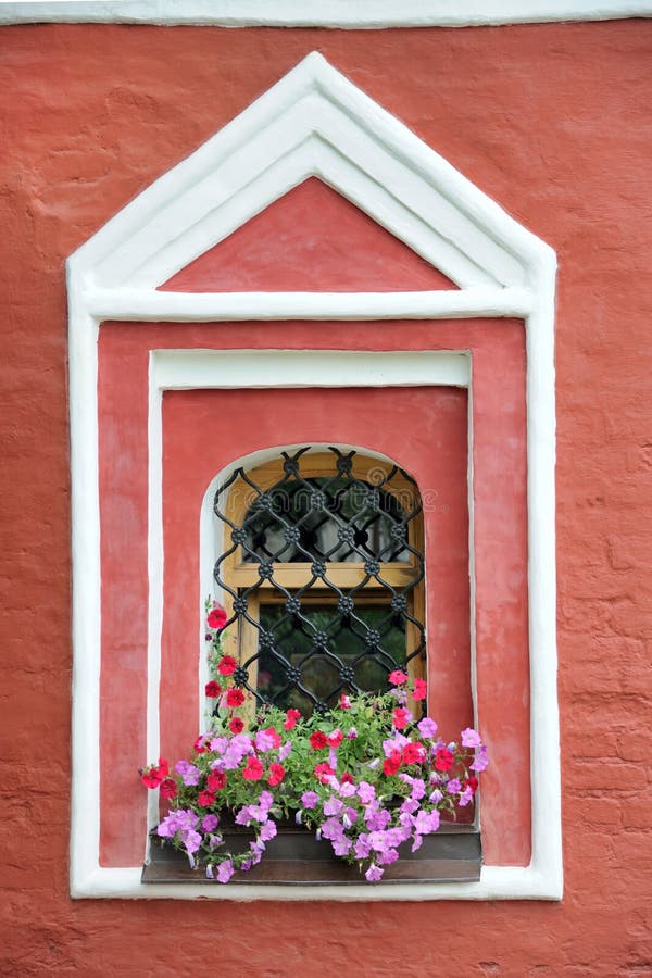 Fenêtre avec des fleurs - église d'hypothèse dans Suzdal image stock Fenêtre avec des fleurs - église d'hypothèse dans Suzdal image stock