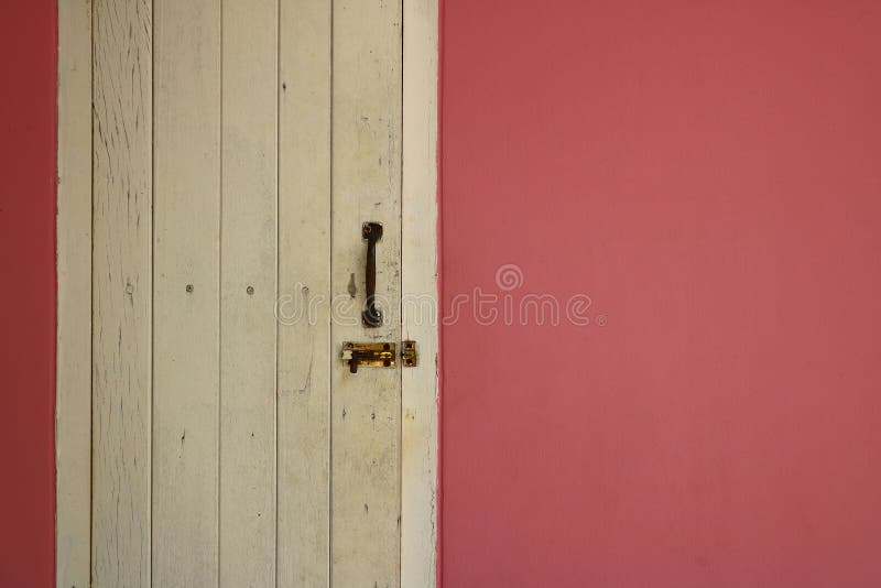 Fenêtre blanche sur le mur rose photographie stock libre de droits Fenêtre blanche sur le mur rose photographie stock libre de droits