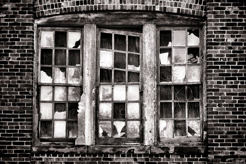 Fenêtre cassée sur le vieux bâtiment industriel abandonné photos libres de droits Fenêtre cassée sur le vieux bâtiment industriel abandonné photos libres de droits