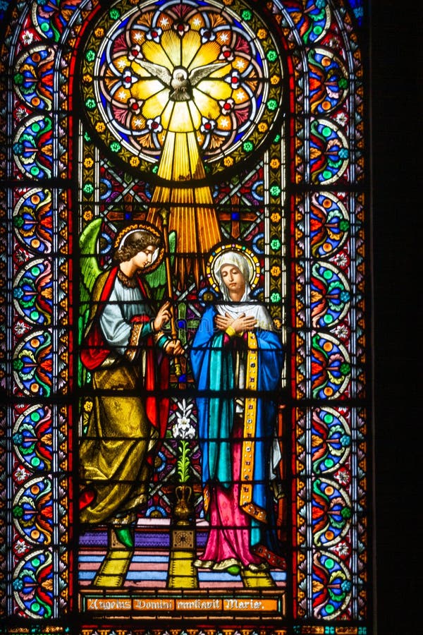 Fenêtre colorée dans l'église de Montserrat image libre de droits Fenêtre colorée dans l'église de Montserrat image libre de droits