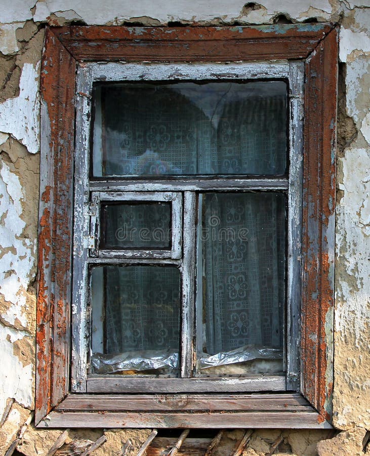 Fenêtre d'une vieille ferme abandonnée photographie stock Fenêtre d'une vieille ferme abandonnée photographie stock