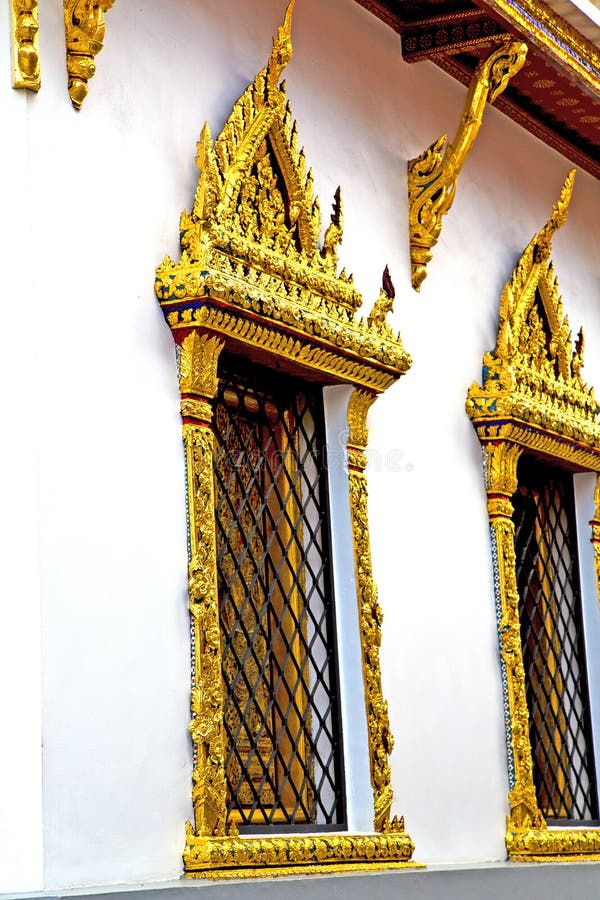 Fenêtre dans l'incision de la Thaïlande de temple d'or du temple