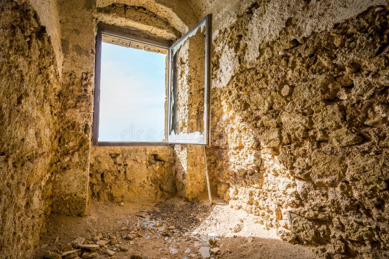 Fenêtre dans la vieille forteresse ruinée images stock Fenêtre dans la vieille forteresse ruinée images stock