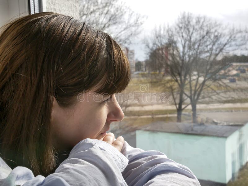 Fenêtre de regard triste de jeune femme attirante de brune, plan rapproché photo stock Fenêtre de regard triste de jeune femme attirante de brune, plan rapproché photo stock