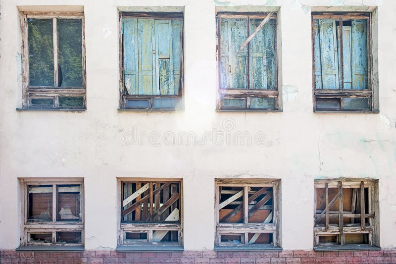 Fenêtre embarquée- dans un vieux bâtiment abandonné Fenêtres cassées sur le mur photos libres de droits Fenêtre embarquée- dans un vieux bâtiment abandonné Fenêtres cassées sur le mur photos libres de droits