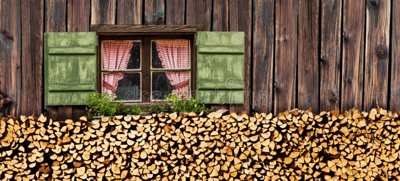 Fenêtre en cottage alpin image stock Fenêtre en cottage alpin image stock