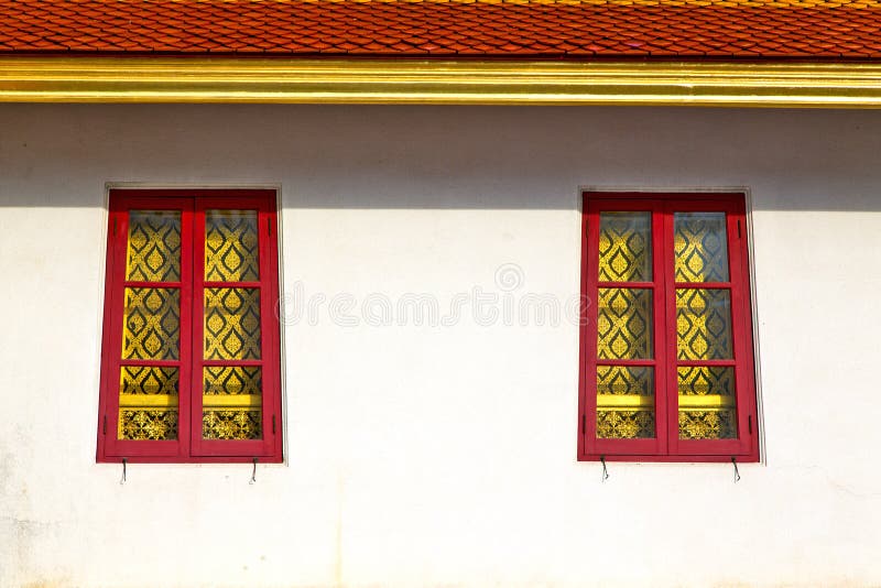 Fenêtre en rouge de temple d'or