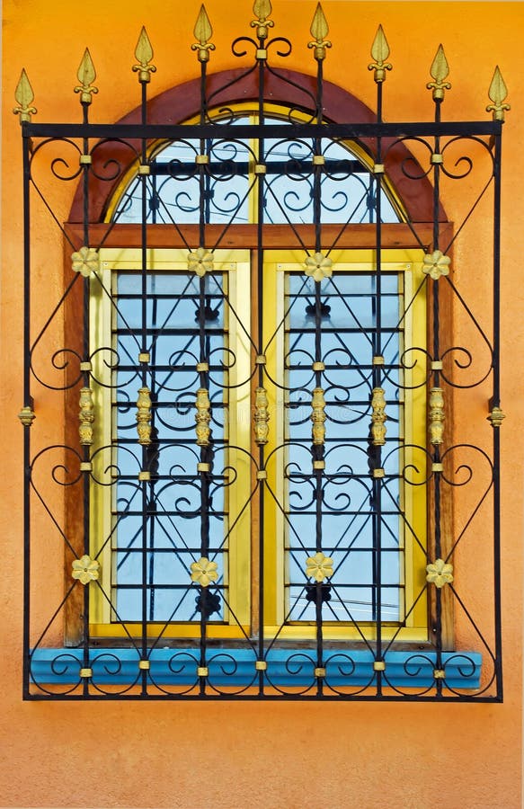 Fenêtre inspirée coloniale espagnole photographie stock libre de droits Fenêtre inspirée coloniale espagnole photographie stock libre de droits