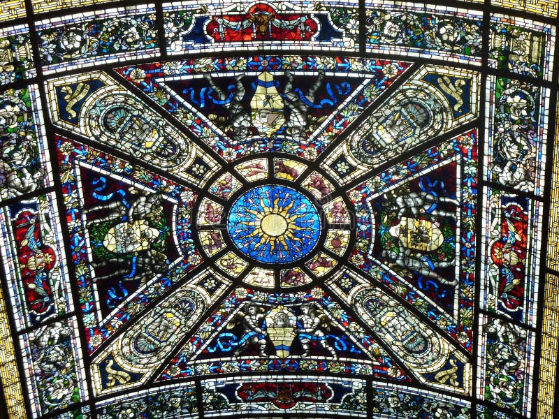 Fenêtre Stainglass en verre souillé de plafond photos libres de droits Fenêtre Stainglass en verre souillé de plafond photos libres de droits
