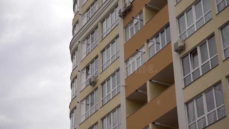 Fenêtres sur la façade d'un nouveau bâtiment de plusieurs étages clips vidéos