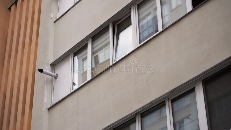 Fenêtres sur la façade d'un nouveau bâtiment de plusieurs étages banque de vidéos