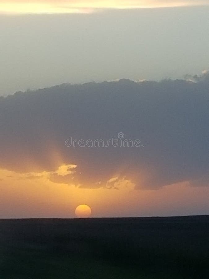 Fenômeno natural da beleza dos raios do por do sol imagens de stock royalty free Fenômeno natural da beleza dos raios do por do sol imagens de stock royalty free