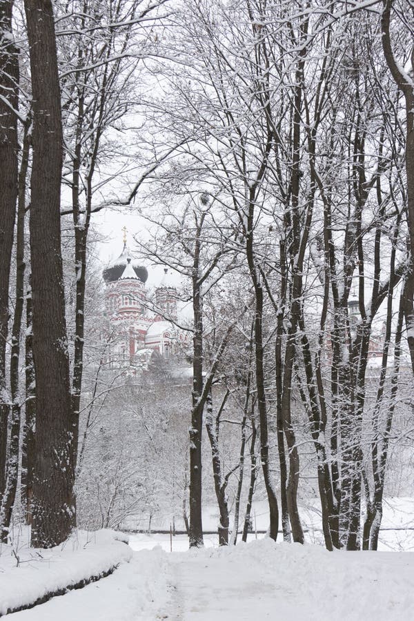 Feofaniya est un parc situé dans le voisinage historique de Kiev Les tours orthodoxes de cathédrale sous lui image stock Feofaniya est un parc situé dans le voisinage historique de Kiev Les tours orthodoxes de cathédrale sous lui image stock