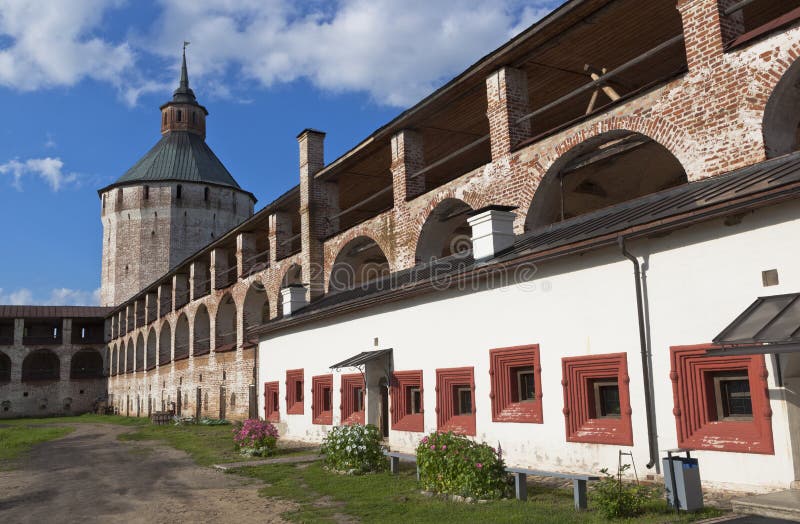 Download Ferapontovskii (Moskovskaya) Torn Och Gallerier Av Den FästningväggKirillo-Belozersky Kloster Redaktionell Fotografering för Bildbyråer - Bild av fort, norr: 76702039
