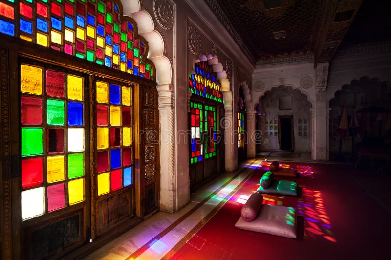 Ferestre și uși mozaicate colorate în rajasthan royalty free stock photography
