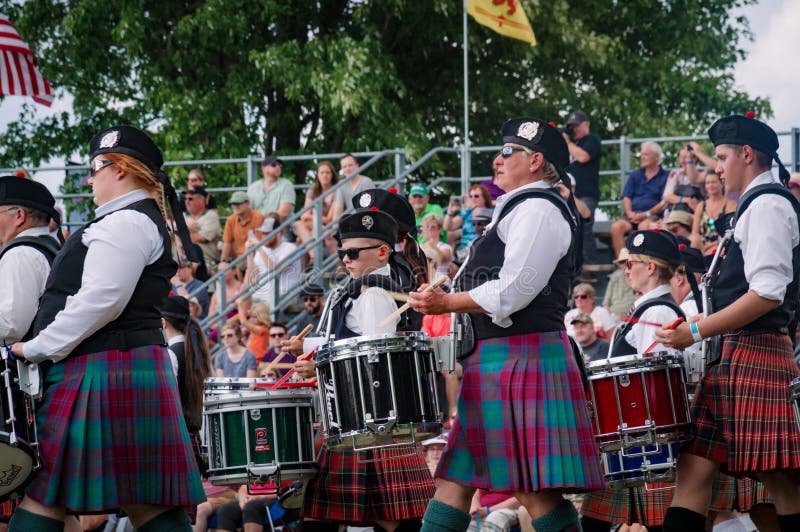 Fergus Ontario, Kanada - 08 11 2018: Över 20 rörmusikband paricipated i rörmusikbandstriden som rymms av pipblåsare och rörmusikb royaltyfri fotografi Fergus Ontario, Kanada - 08 11 2018: Över 20 rörmusikband paricipated i rörmusikbandstriden som rymms av pipblåsare och rörmusikb royaltyfri fotografi