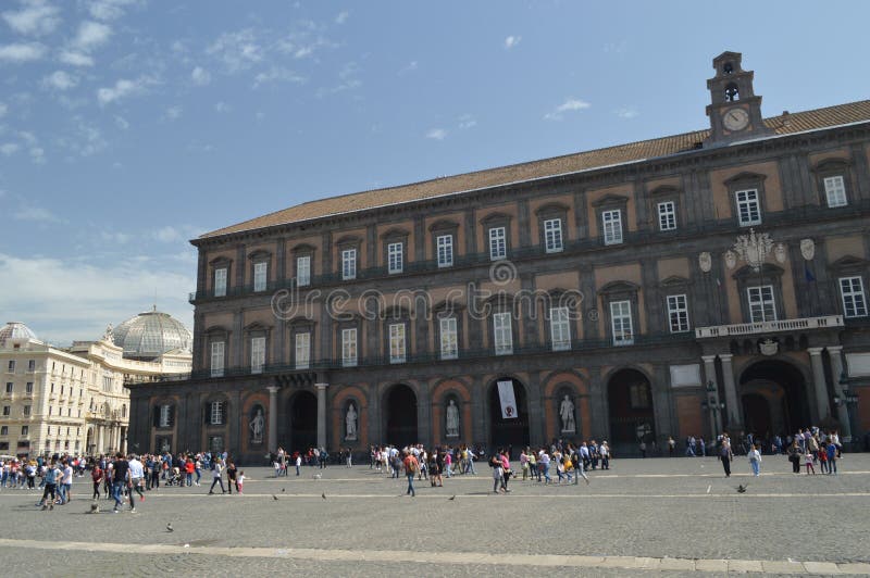 Feriado do curso da paisagem da rua de Italia do Sul da cidade de Napoli imagem de stock Feriado do curso da paisagem da rua de Italia do Sul da cidade de Napoli imagem de stock