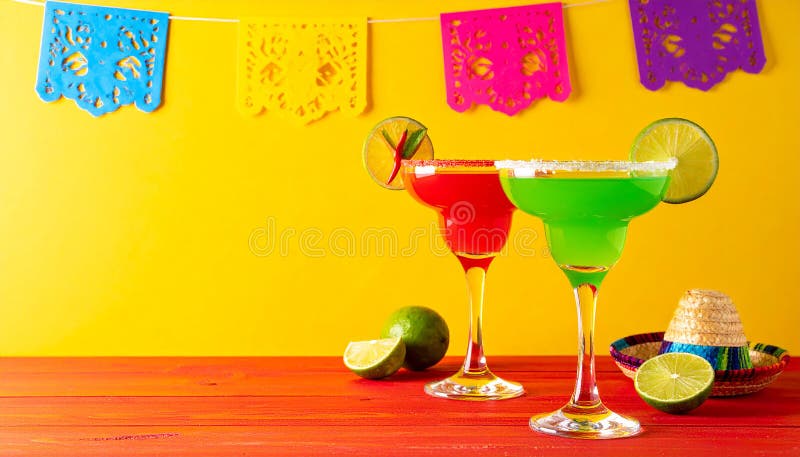 Fericit Cinco de Mayo temă de petrecere colorată cu băuturi de margarita de culoare strălucitoare pe masa de lemn roșu și fundal g stock illustration