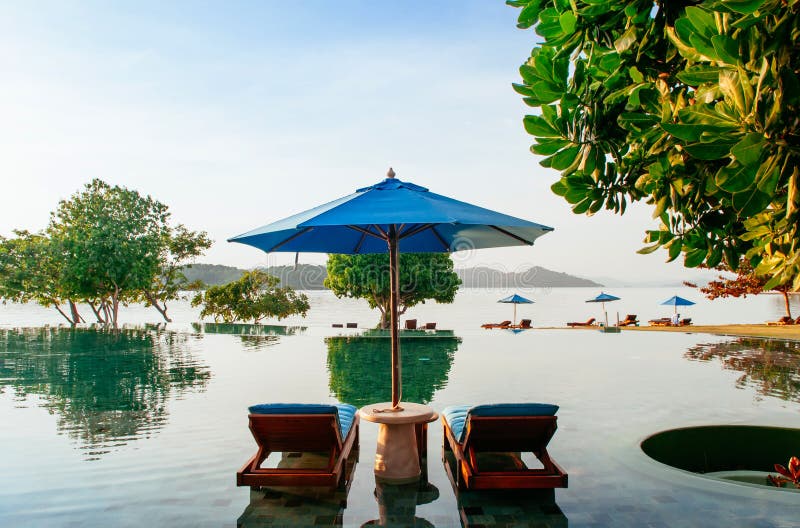Ferien-Entspannungserholungsort-Strandbett in Unendlichkeitspool tropisches s stockbild Ferien-Entspannungserholungsort-Strandbett in Unendlichkeitspool tropisches s stockbild