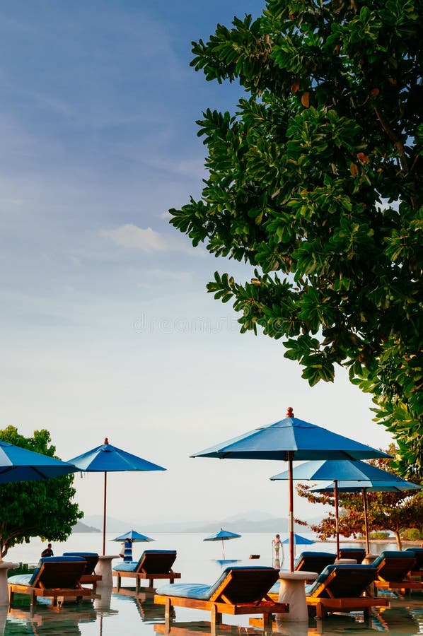 Ferien-Entspannungserholungsort-Strandbett in Unendlichkeitspool tropisches s lizenzfreies stockbild Ferien-Entspannungserholungsort-Strandbett in Unendlichkeitspool tropisches s lizenzfreies stockbild