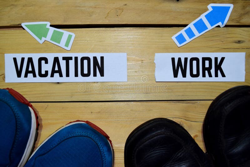 Ferien oder Arbeit gegenüber von Wegweisern mit Turnschuhen und Stiefeln auf hölzernem stockbilder Ferien oder Arbeit gegenüber von Wegweisern mit Turnschuhen und Stiefeln auf hölzernem stockbilder