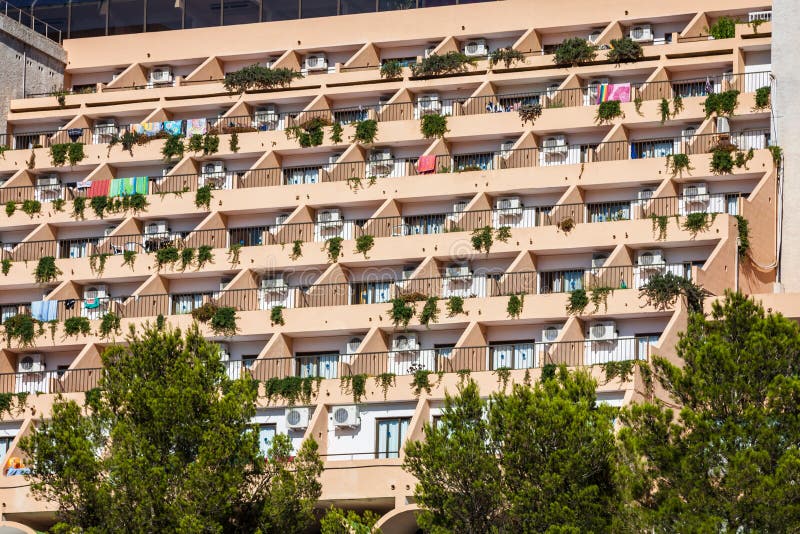 Ferienwohnungsgebäude und Sonnenterrasse in Ibiza-Insel, Spai lizenzfreies stockfoto Ferienwohnungsgebäude und Sonnenterrasse in Ibiza-Insel, Spai lizenzfreies stockfoto