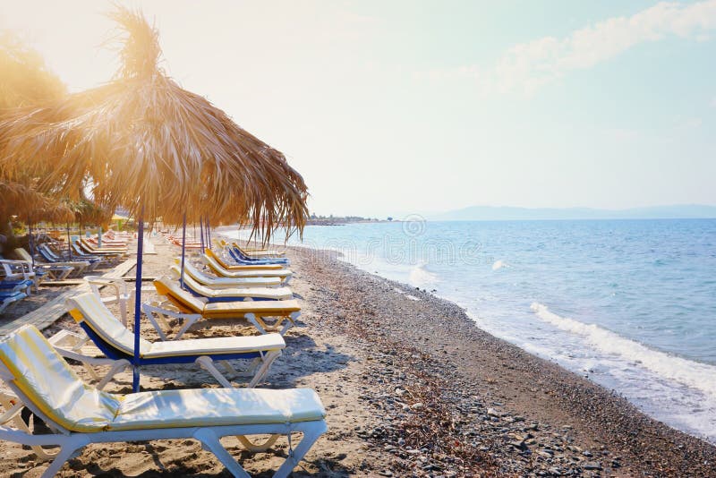 Ferier avbildar av tropiska havs- och strandstolar under paraplyer Sommarlopp och semesterbegrepp arkivfoton Ferier avbildar av tropiska havs- och strandstolar under paraplyer Sommarlopp och semesterbegrepp arkivfoton