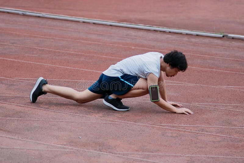 Ferimento asiático novo do corredor e encontro para baixo na trilha durante a corrida Conceito do esporte do acidente fotografia de stock royalty free Ferimento asiático novo do corredor e encontro para baixo na trilha durante a corrida Conceito do esporte do acidente fotografia de stock royalty free