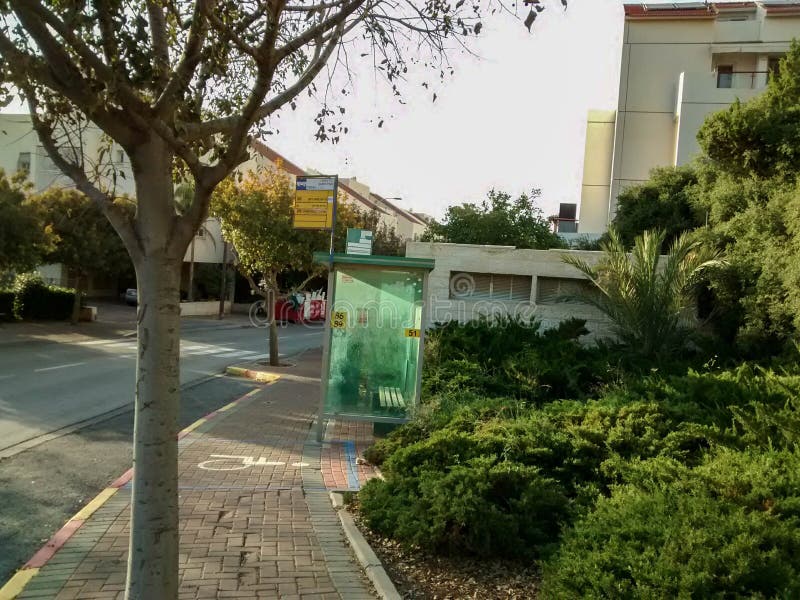 Fermata dell'autobus in una via nella città di modiin, Israele fotografia stock Fermata dell'autobus in una via nella città di modiin, Israele fotografia stock