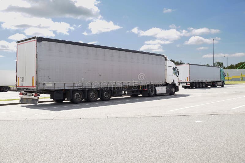 Fermata di camion, un posto per riposare alcuni camion parcheggiati fotografie stock Fermata di camion, un posto per riposare alcuni camion parcheggiati fotografie stock