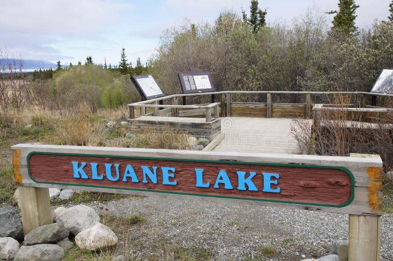 Fermata di resto della strada principale dell'Alaska del lago Kluane immagine stock libera da diritti Fermata di resto della strada principale dell'Alaska del lago Kluane immagine stock libera da diritti