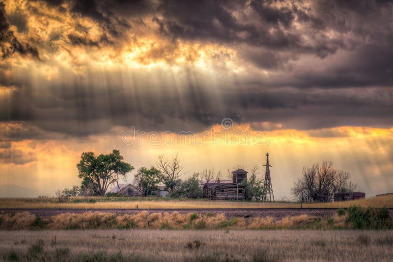 Ferme abandonnée au coucher du soleil photographie stock libre de droits Ferme abandonnée au coucher du soleil photographie stock libre de droits