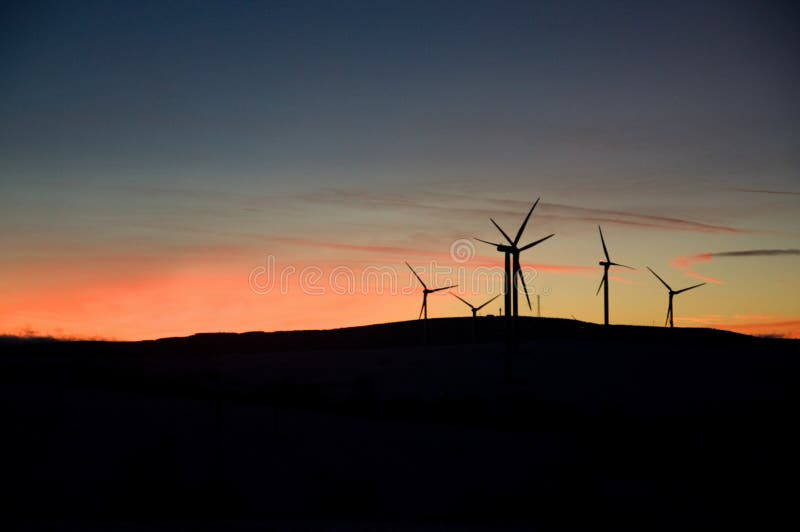Ferme de turbine de vent au coucher du soleil photographie stock Ferme de turbine de vent au coucher du soleil photographie stock