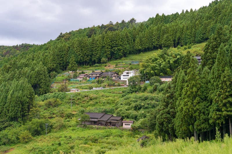 Ferme rurale japonaise sur des pentes de montagne image stock Ferme rurale japonaise sur des pentes de montagne image stock