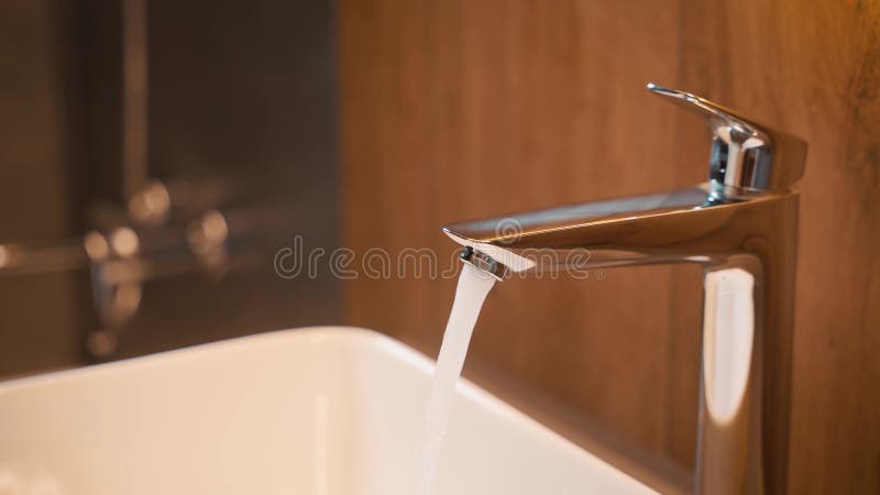 Fermer abattre main personne utilisant robinet ouverture d'eau fermeture robinet d'eau fermeture évier et remplissage évier avec e banque de vidéos