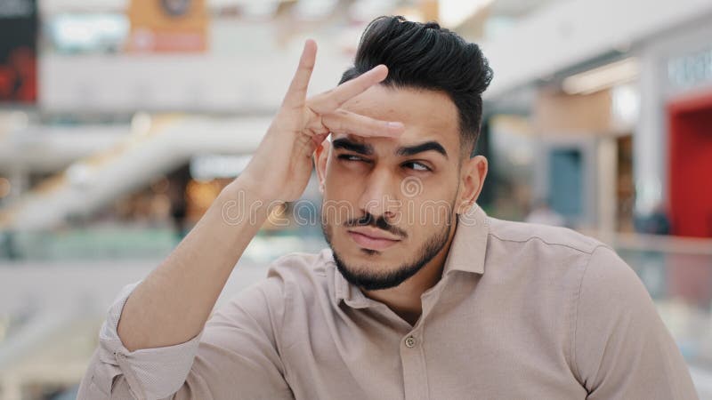 Fermer arabian man curieux mec suspect espion drôle regarder à distance chercher main près du front