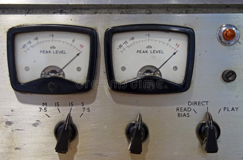Fermer deux vieux compteurs à décibels sur une ancienne bobine vintage pour bobiner un magnétophone avec des boutons de command images stock Fermer deux vieux compteurs à décibels sur une ancienne bobine vintage pour bobiner un magnétophone avec des boutons de command images stock