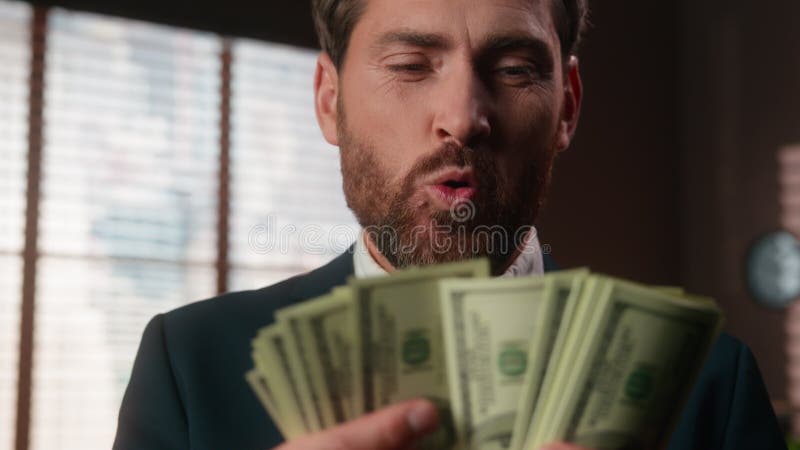 Fermer excité heureux homme d'affaires matures comptant des dollars souriant réjouir avec des billets en bureau milieu de gamme clips vidéos