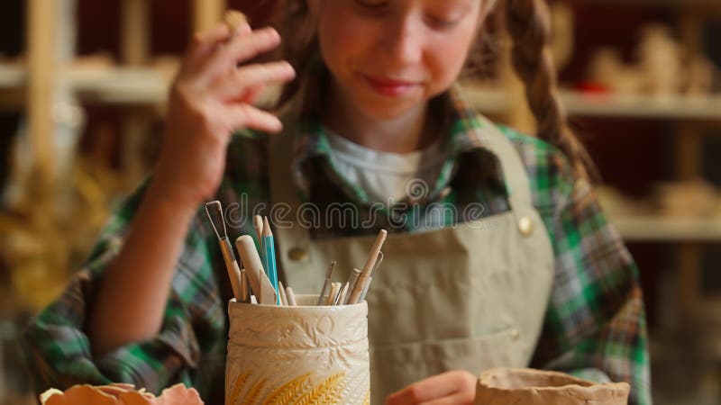 Fermer heureux créatif talentueux petite fille adolescente caucasienne écolière enfant école d'art choix banque de vidéos